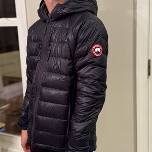 Excellent condition Pre-Loved Navy Canada Goose HyBridge Lite Tech Down Hoody